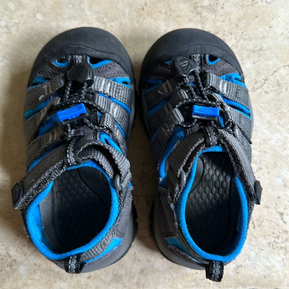KEEN Unisex-child Newport H2 Closed Heel sz 8